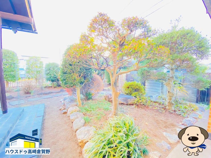 手入れの行き届いた和風の庭が、四季の移ろいを身近に感じさせる落ち着いた癒しの空間です。