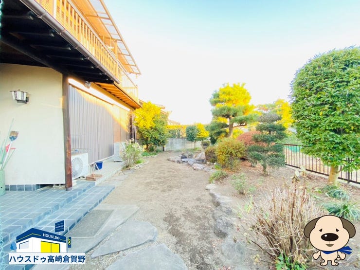 落ち着いた雰囲気の庭で、心安らぐ静かなひとときを過ごせます。