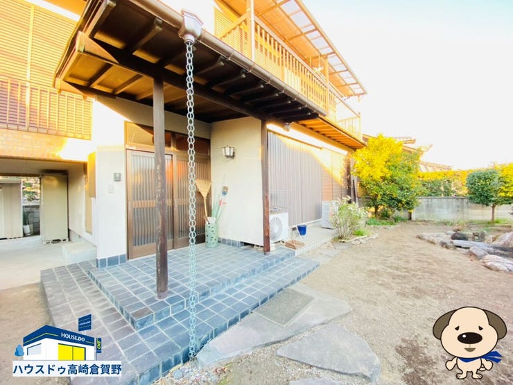 ゆとりある引き戸の玄関で、開放感と使いやすさを両立しています。