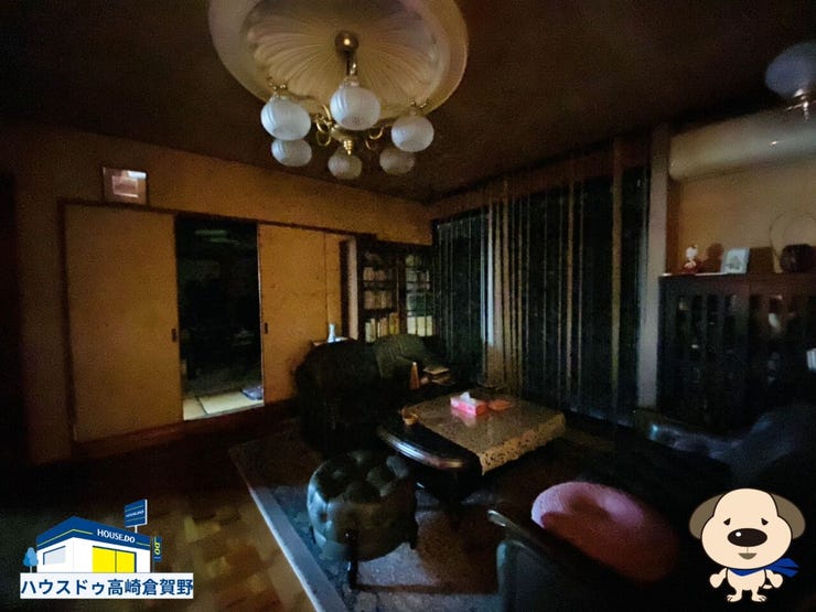 画像ではカーテンを閉めて落ち着いた印象ですが、カーテンを開ければ南向きの掃き出し窓から明るい光が差し込む、開放感あふれる1階洋室です。