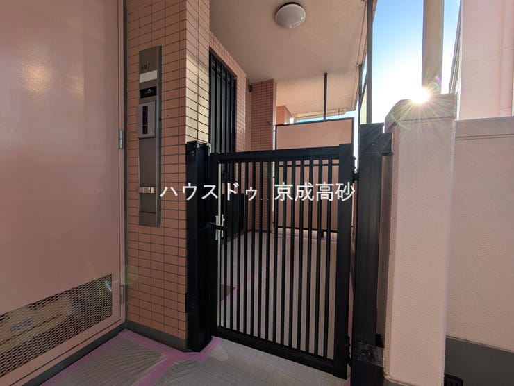 玄関はプライベートポーチがあり便利です。