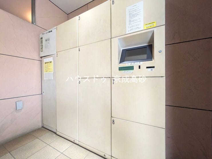 共用部分の宅配ボックスです。留守中の荷物受け取りもできるので、安心して外出ができますね。