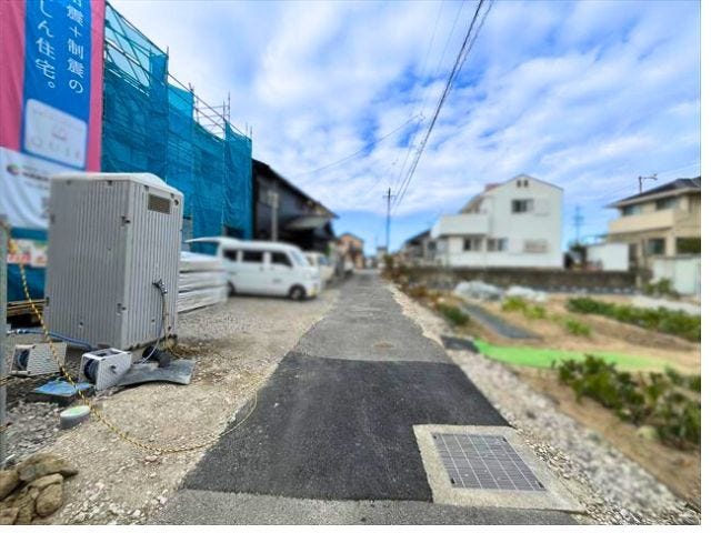 前面道路です。普通車が1台通れる幅となります。大型車の通行が少ないので、振動や騒音が抑えられます。
(2025年11月29日 撮影)