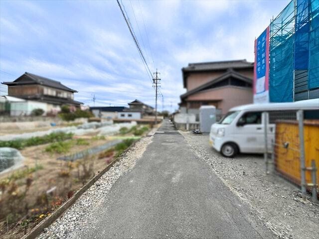 前面道路です。車がすれ違うには厳しい道幅ですが、車はスピードを抑えて走行するので、お子様にも安全な道幅となっています。
(2025年11月29日 撮影)