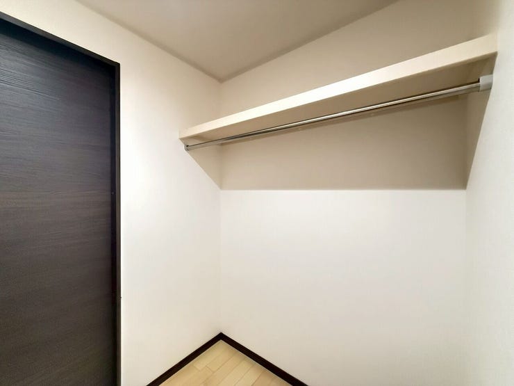 ウォークインクローゼット
空間が広く、お荷物の収納に◎
お洋服も収納できます♪