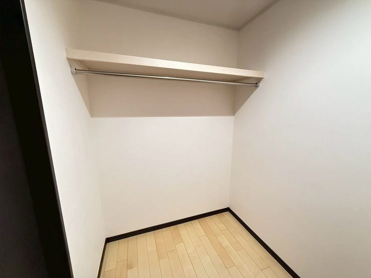 ウォークインクローゼット
空間が広く、お荷物の収納に◎
お洋服も収納できます♪