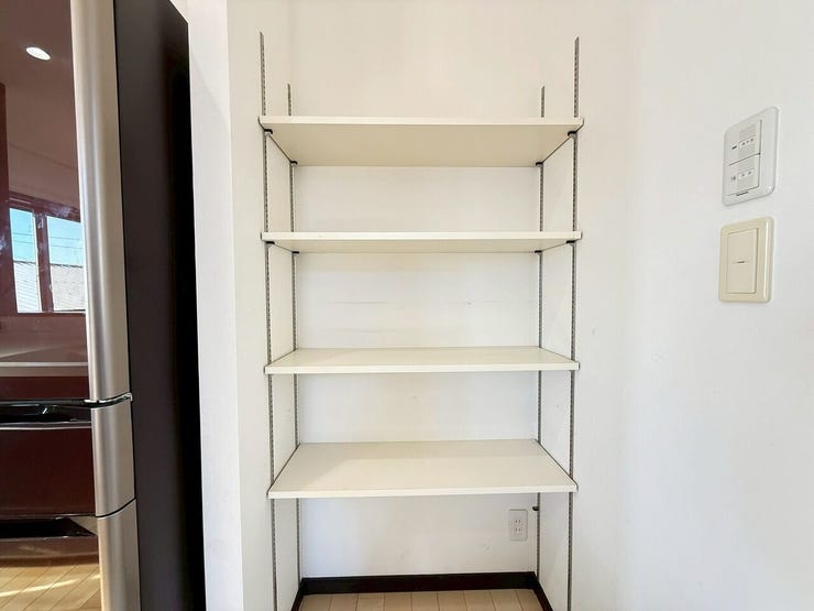 キッチン横収納◎
横には2つ目のバルコニーがあります♪