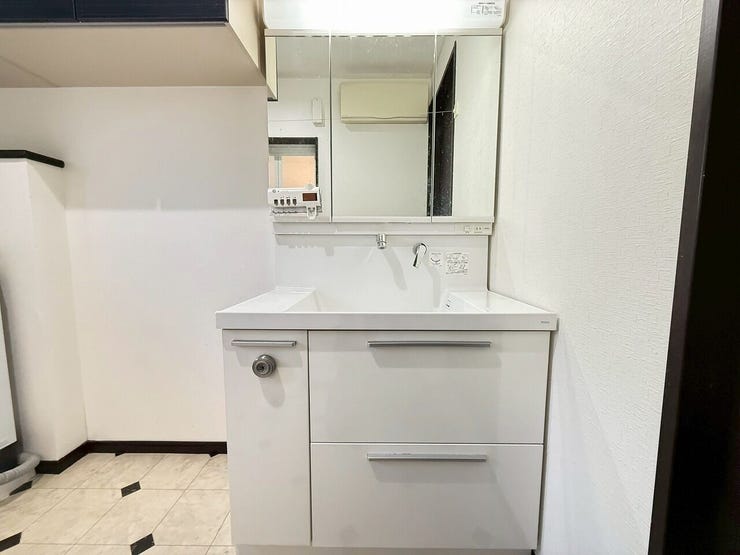 洗面台は鏡裏収納になっています♪
収納力◎