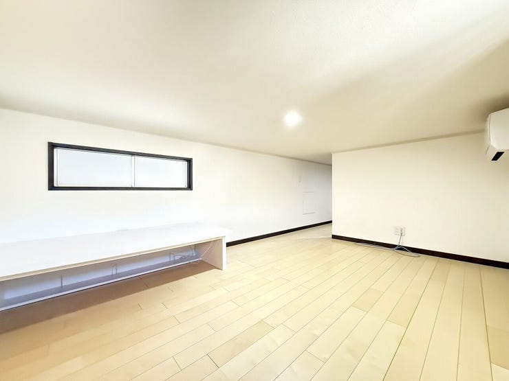 屋根裏部屋◎
リビングが見える窓があり◎
クーラー付きで秘密基地感があり、ワクワクします!!
奥には収納もありますよ♪