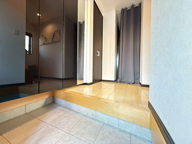 玄関は家の顔!
玄関ドアはスライド式で曇りガラスになっています♪
明かりも入ってくるので気持ちも晴れやかになりそうです◎
玄関収納も◎