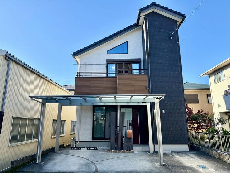 南東向きのバルコニーです◎日当たり良好◎
隣との空間が確保されています♪
カーポート付きの駐車場は前面に3台駐車可能♪