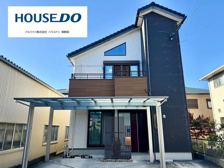 【外観】
築9年のオール電化住宅です◎
採光窓が多く、日当たり良好!!
カーポート付きの駐車場は前面に3台駐車可能♪