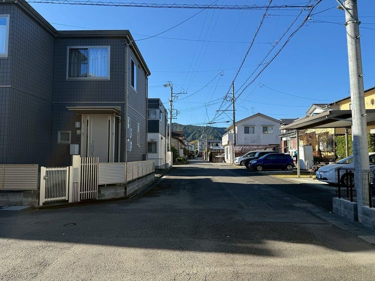 前面道路
道路幅がしっかりあるので、運転も駐車も落ち着いて可能です◎