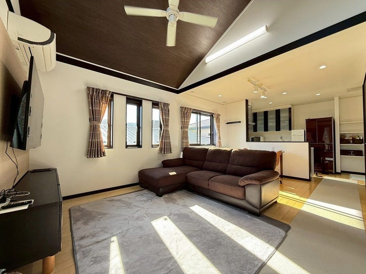 窓が多く日当たり良好なリビングは日中、晴れの日は照明無しでも明るく開放的♪
周辺に建物が少なく、視線を気にせずカーテンを開けられる住環境◎