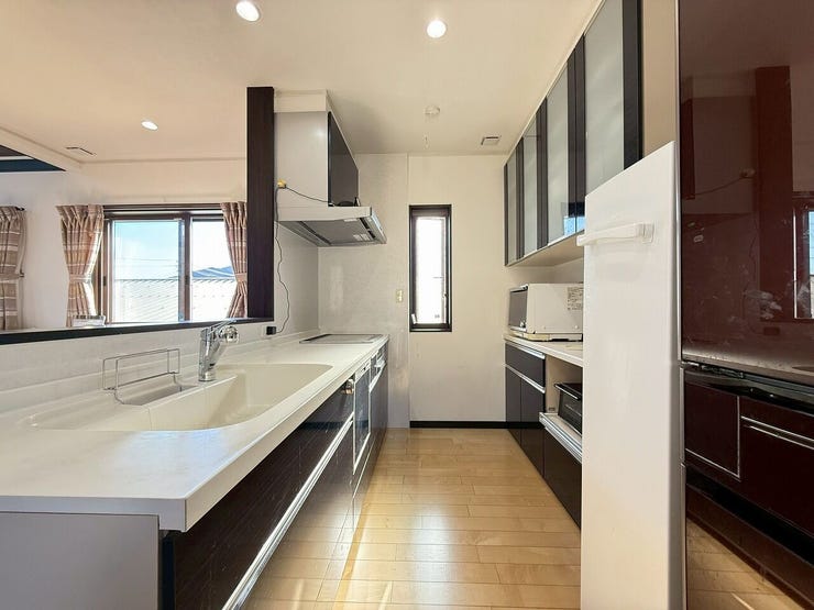 キッチンにはカップボードも付いています♪
シックな空間に採光窓付きで、日中も明るさ◎