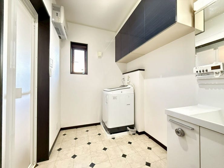 洗面室は広さが保たれており、カップボード付き♪
棚なども配置しやすい仕様です◎