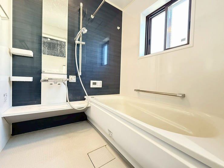 浴室は1坪浴室で体が大きな方でもゆったりご入浴いただけます♪