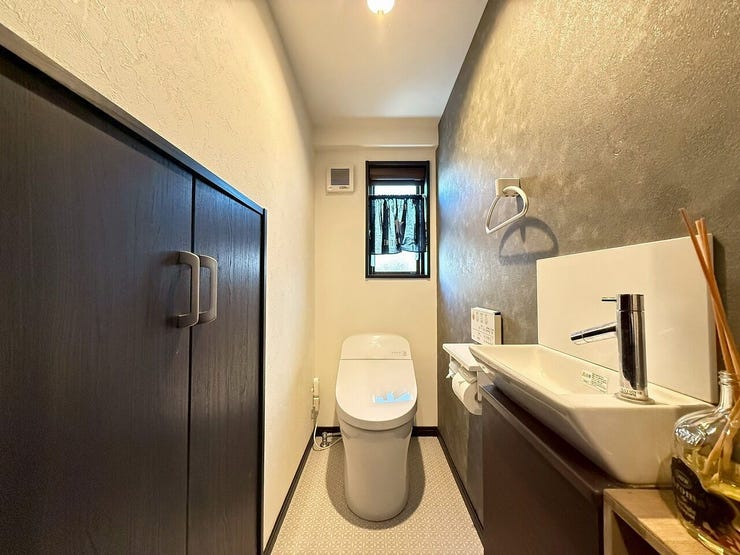 1階トイレ
温水洗浄便座♪タンクレスでお手入れもラクラク◎
階段収納付き!!