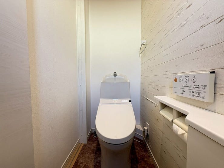 2階トイレ
温水洗浄便座♪白基調のトイレは清潔感も◎