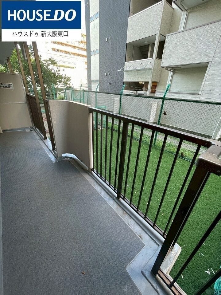 こちらのお部屋の特別な魅力
専用庭です。人工芝となっています。