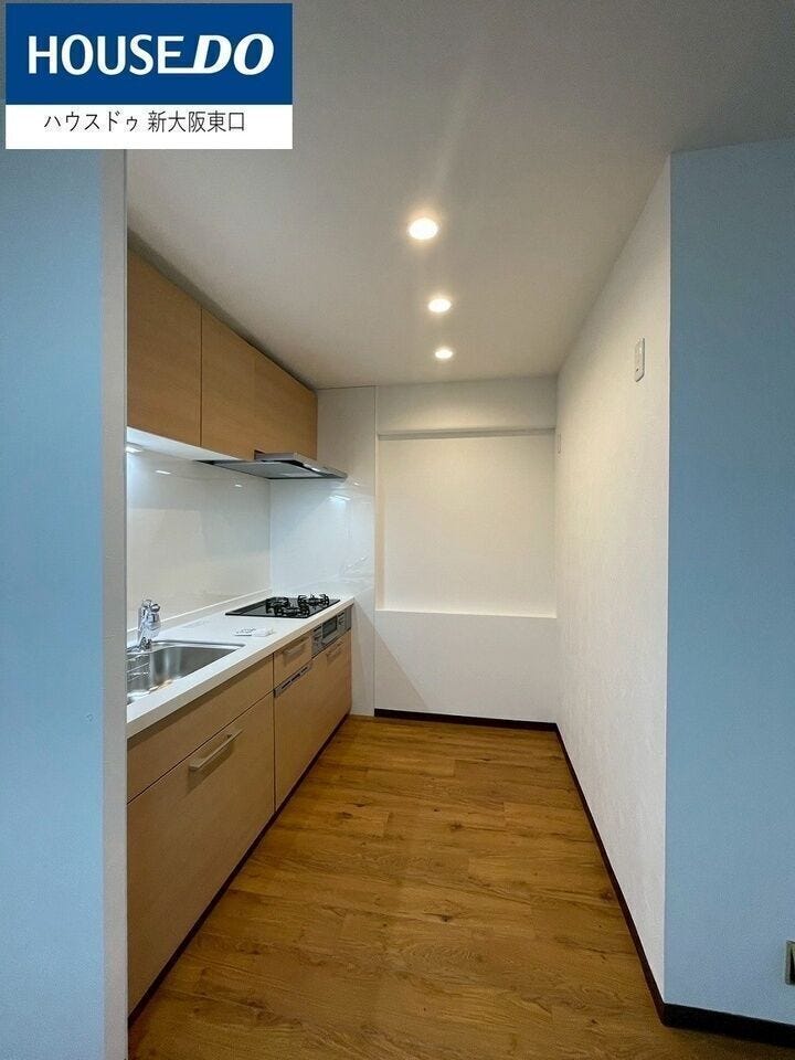 キッチンはダウンライトなので、お手元たいへん明るいです。