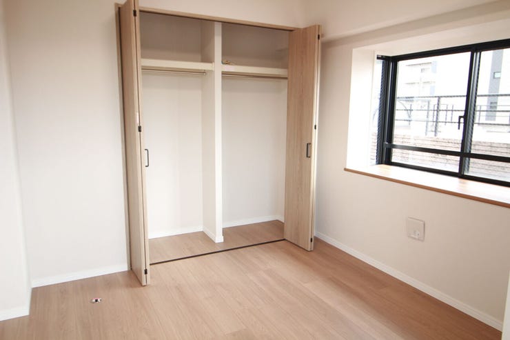 出窓付きでいつでも光が差し込み明るい印象です。観葉植物もすくすく育ちますね♪