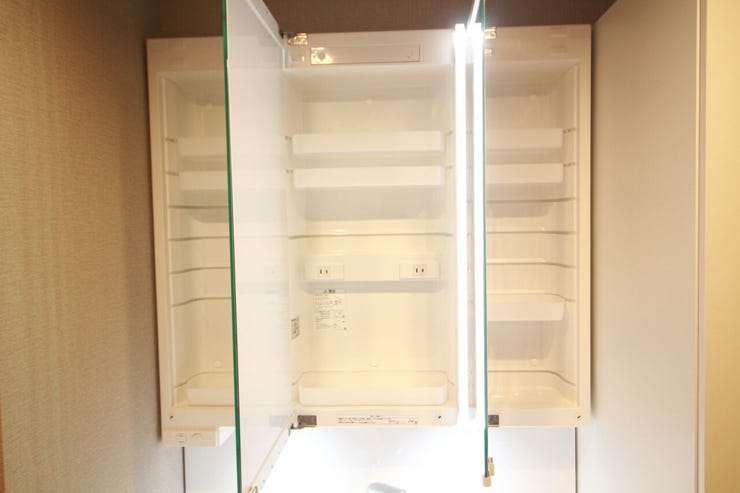 【三面鏡洗面台】鏡部分の中にはキャビネット収納を完備。毎日の身だしなみはここから始まります。