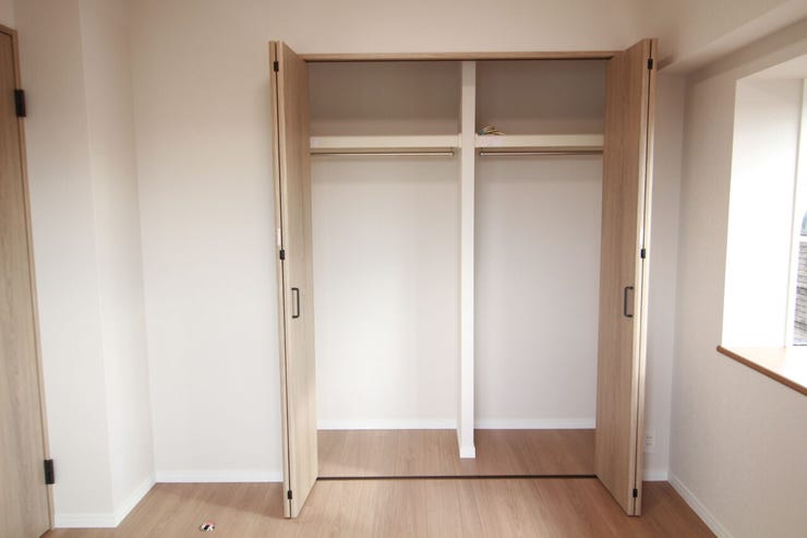 【クローゼット】洋服の保管やしまうスペースは大人1人につき約一畳分が理想です。通路を確保できればより快適に使いこなせます。