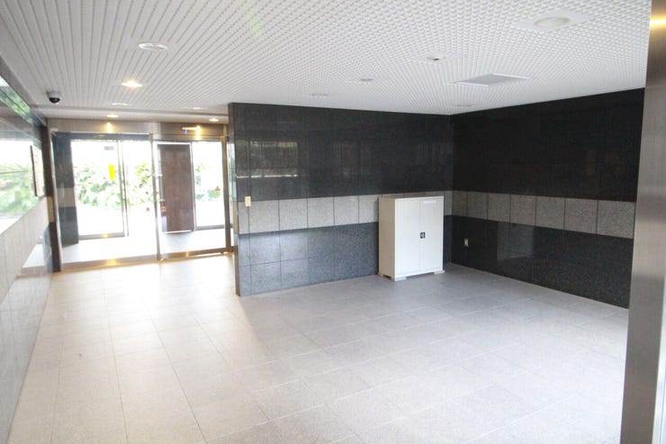 広々としたエントランスホールが開放感を演出。タイル張りの上質な空間。