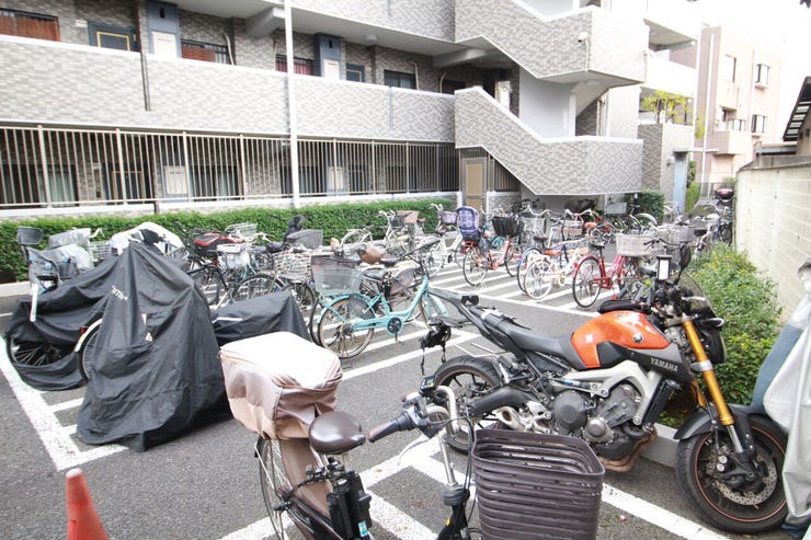 【バイク置場】広さがしっかり確保されているので大型バイクも安心です。