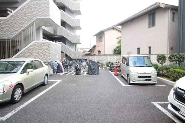 敷地内にカースペースがあれば、お出かけやお買い物の際の搬入出もらくらくです。