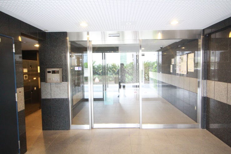 エントランスは、マンションの「顔」印象を左右する大事な空間です。居住者の帰り、訪れる方を優しく迎えてくれます。