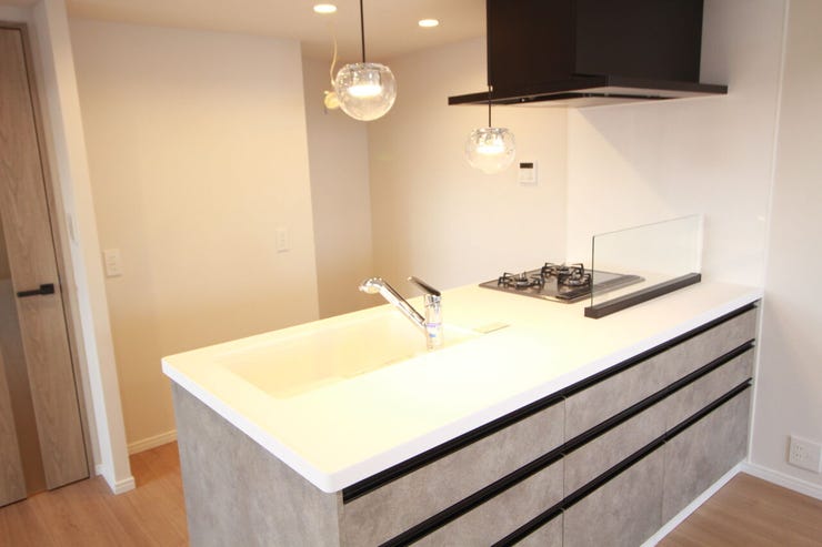 【カウンターキッチン】広くて収納力もあるので、快適に料理をすることができます。食器や炊事用具を手の届くところにおけるので便利です♪