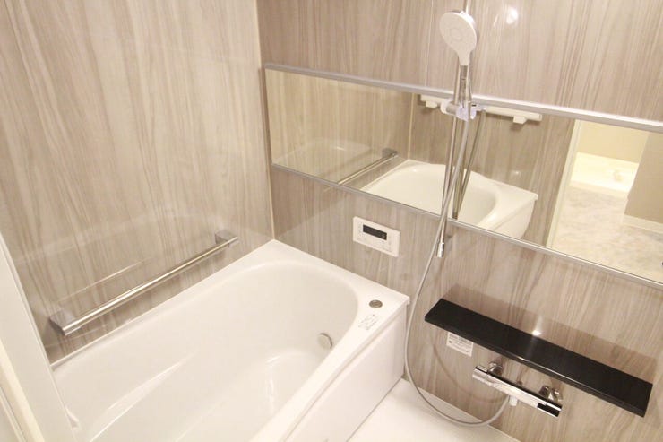 1日の疲れを癒すユニットバス・・・柔らかな曲線で構成された半身浴も楽しめるバスタブが心地よさをもたらします。