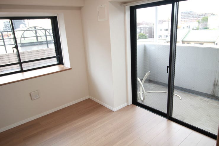 自然光を感じる、明るい部屋のアイデア。出窓で心地よい室内空間を。