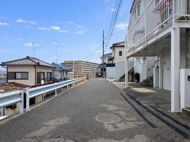 【北側 前面道路】幅員約4mの前面道路です。車がすれ違うには厳しい道幅ですが、車はスピードを抑えて走行するので、お子様にも安全な道幅となっています。
