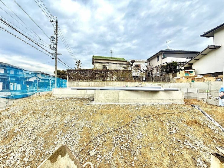 ◇外観写真◇
16帖のLDKとなっています。家族が集まって食事をしたり、くつろいだりするのに十分な広さです。1階に和室があるのでお子様を遊ばせたり等、あると助かりますね♪