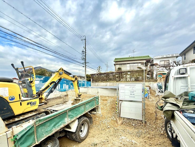 ◇外観写真◇
間口が十分にあり、並列2台止められます。落ち着いた住環境でゆったりとしたひと時を過ごすことが出来るかと思います。ぜひ、お休みの日にご家族で見学はいかがでしょう♪