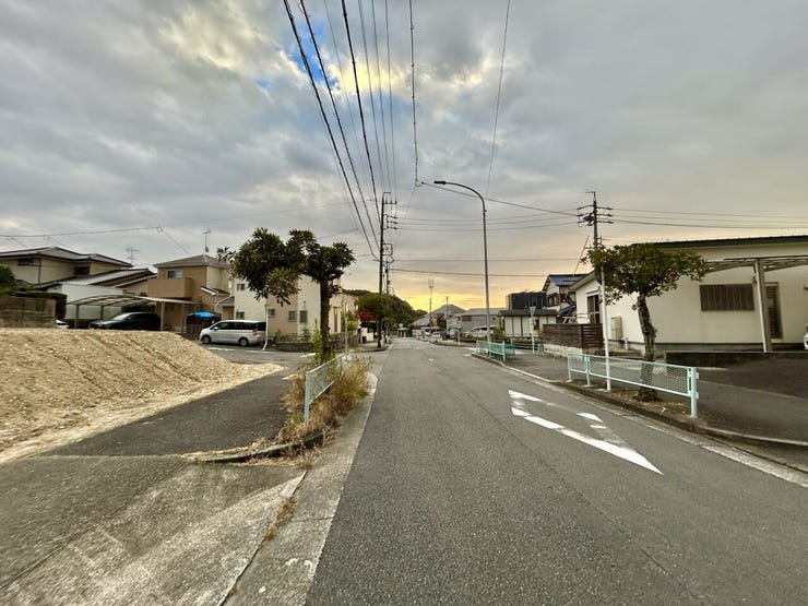 ◇前面道路◇
過ごす時間と共に刻々と表情を変えていく住まい、季節によってさまざまな表情を見せてくれるわが家は、時を重ね思いを紡ぐ場所です。ご家族の一家団欒を心ゆくまでお楽しみください。