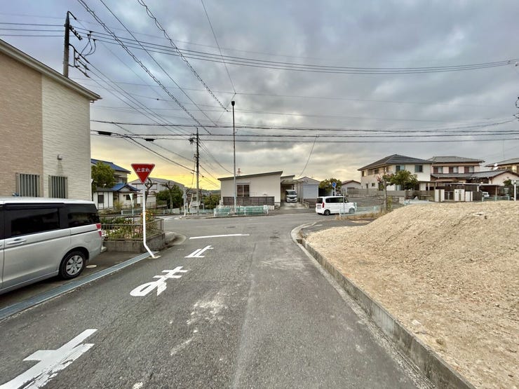 ◇前面道路◇
1号棟は角地につき陽当たり・通風良好です。 2方向から光や風を取り込めるため、圧迫感がなく、開放的ですね。明るく風通しも良く快適な暮らしが待っています。