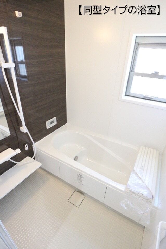 半身浴に最適なベンチ付きの浴槽でゆったり1日の疲れ癒します。節水もでき、地球にも家計にも優しい浴室です。浴室乾燥機付きで時間や天候を気にせず洗濯物が干せます。