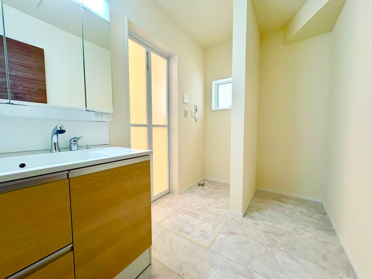 毎日の身支度がもっと快適に。明るく広々とした洗面室です♪