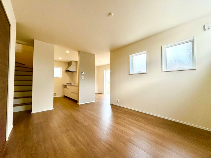 壁面の高めに設けられた窓から自然光がたっぷりと入る明るく爽やかなリビング♪