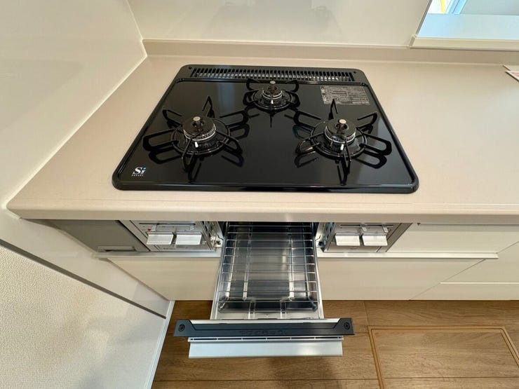 料理がはかどる三口ガスコンロ付きキッチン♪