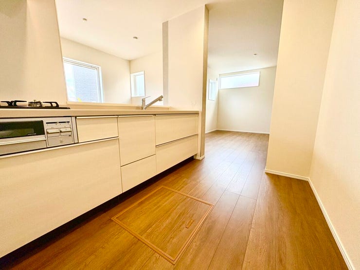 大きめの鍋やフライパンも余裕で収納できるシステムキッチン♪