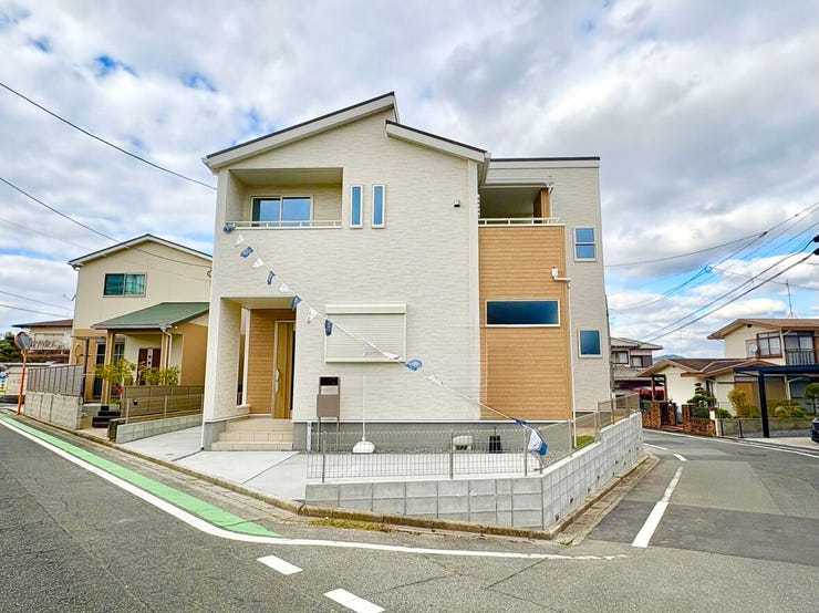 【外観】
使いやすさと心地よさを意識したバルコニー配置や開口部の設計で、家族それぞれが快適に過ごせる工夫が満載です。見た目のさわやかさと、暮らしやすさをしっかり両立させた住まいです♪