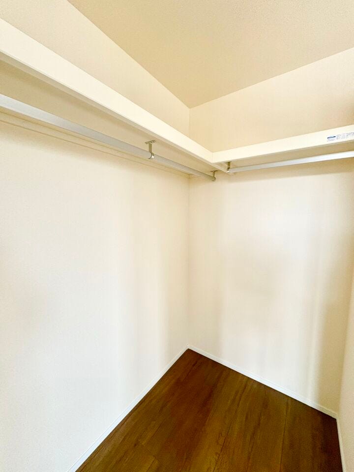 たっぷり収納な主寝室のウォークインクローゼット♪