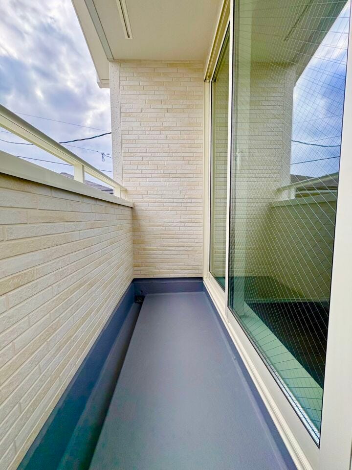 プライバシーをを確保しつつ、空をしっかり感じられる絶妙な高さです♪