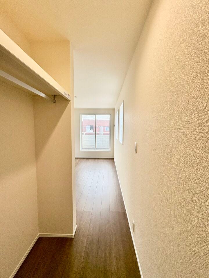 圧迫感のない開放的なウォークインクローゼット♪