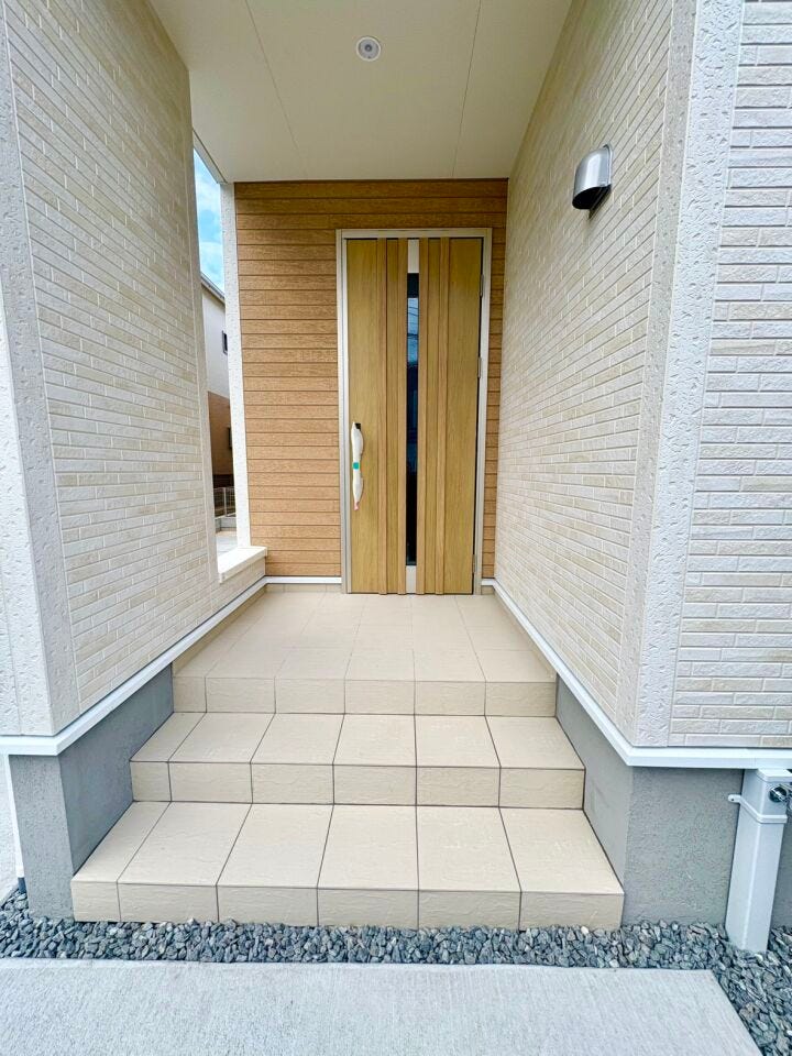 ☆広々ポーチで雨の日も安心☆深い軒がしっかりカバーし、鍵の開閉や荷物の出し入れも快適です♪